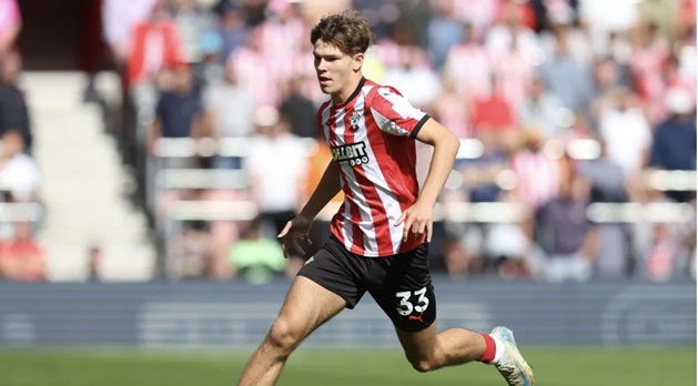Chuyển nhượng tối 23/1: MU nhắm sao Southampton; Chelsea đàm phán với Juventus về Vlahovic