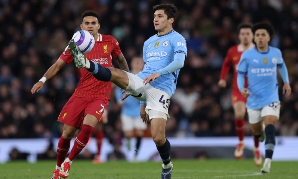 Chuyền thành công 99%, sao Man City được khen ngợi trước Liverpool
