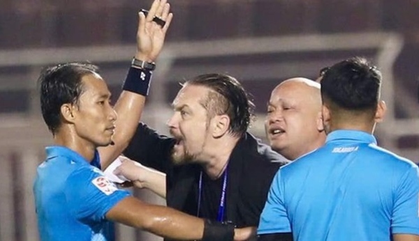 Cơn đau đầu về những "vị vua áo đen" V.League