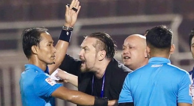 Cơn đau đầu về những "vị vua áo đen" V.League