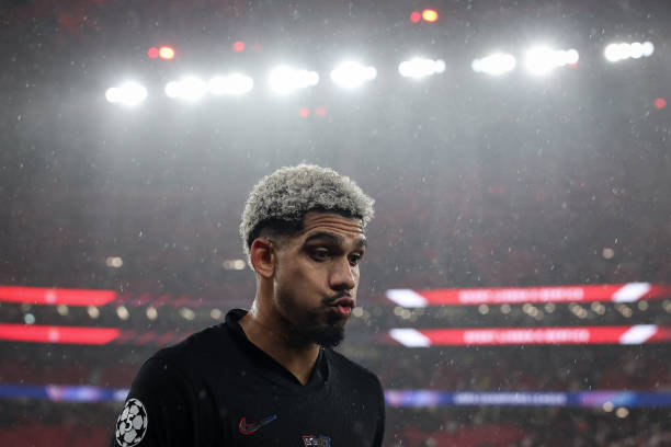 Còn HĐ đến năm 2031, tại sao Araujo có thể rời Barca ngay mùa Hè này?