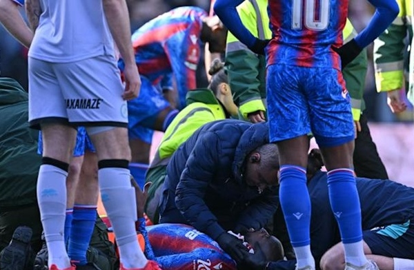 Crystal Palace vào tứ kết FA Cup, Mateta dính chấn thương nặng