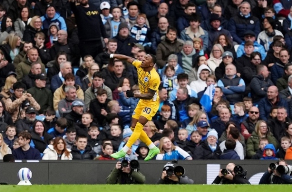 'Cú đá quá thanh lịch! Thủ môn Manchester City chỉ có thể chôn chân anh.