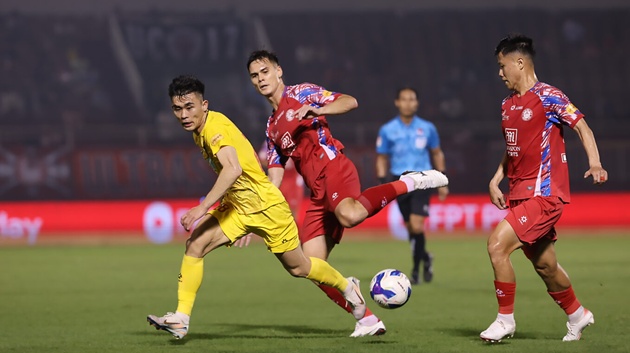 Cục diện V-League sau vòng 13: CAHN suýt thua; Chuyên gia bất bại
