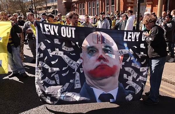 Cuộc biểu tình bùng nổ: Người hâm mộ Tottenham yêu cầu Daniel Levie rời khỏi Chủ tịch