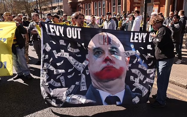 Cuộc biểu tình bùng nổ: Người hâm mộ Tottenham yêu cầu Daniel Levie rời khỏi Chủ tịch