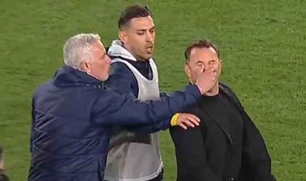 Cuộc xung đột giữa Mourinho và Galatasaray lại bùng nổ