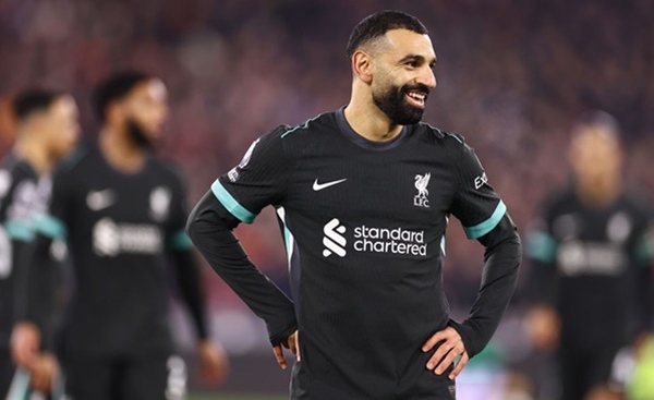 Cựu danh thủ Premier League gây tranh cãi khi loại Salah khỏi đội hình tiêu biểu