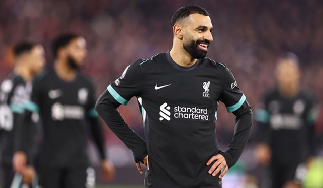 Cựu danh thủ Premier League gây tranh cãi khi loại Salah khỏi đội hình tiêu biểu