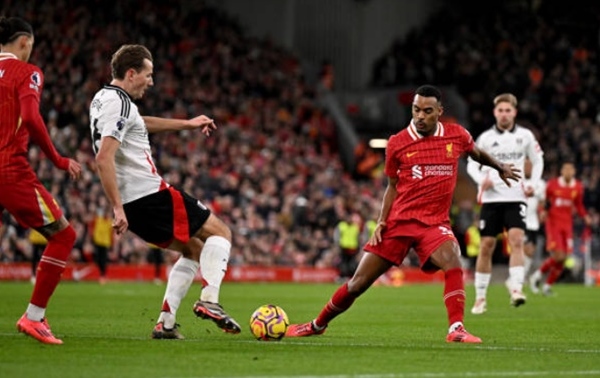 Cựu danh thủ thán phục 10 người Liverpool