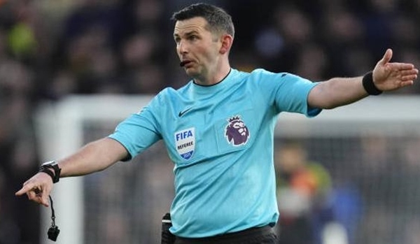 Cựu giám đốc PGMOL bênh vực Arsenal, yêu cầu loại Michael Oliver