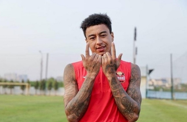 Đá giao hữu với Viettel, Jesse Lingard than khó