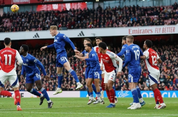 Dùng "bóng chết" đua vô địch? Arsenal vỡ mộng trước "ông kẹ" Everton
