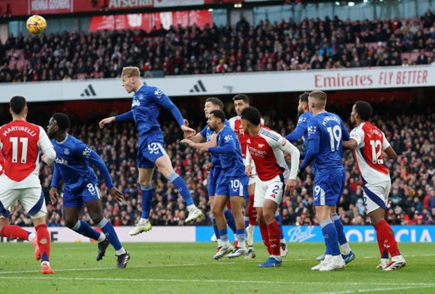 Dùng "bóng chết" đua vô địch? Arsenal vỡ mộng trước "ông kẹ" Everton