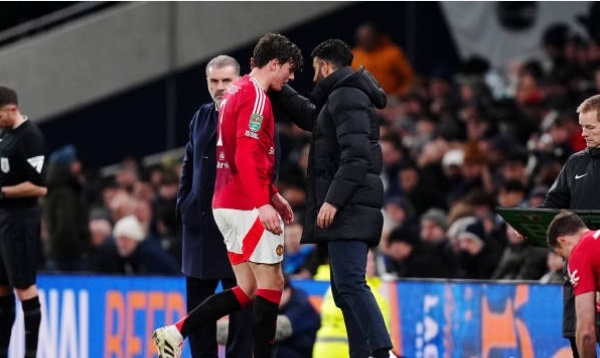 Dính chấn thương, sao MU đi thẳng vào đường hầm trong trận thua Tottenham