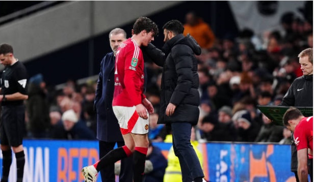 Dính chấn thương, sao MU đi thẳng vào đường hầm trong trận thua Tottenham