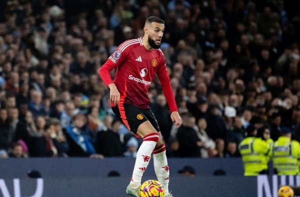 Dấu hỏi chấn thương của Mazraoui sau trận thắng Man City