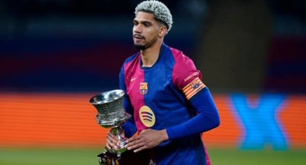 Đè bẹp Betis, Gavi khẳng định tương lai Araujo