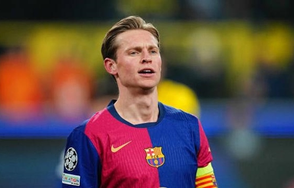 De Jong úp mở chuyện rời Barcelona