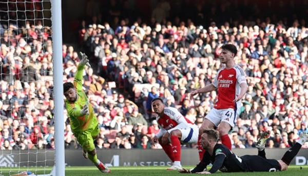 Để thua West Ham, Arsenal coi như vỡ mộng vô địch