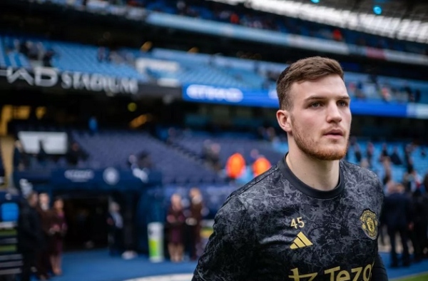 Dermot Mee là ai? Thủ môn trẻ có thể đột nhiên ra mắt M.U trước Leicester