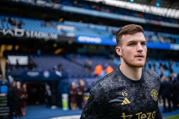 Dermot Mee là ai? Thủ môn trẻ có thể đột nhiên ra mắt M.U trước Leicester