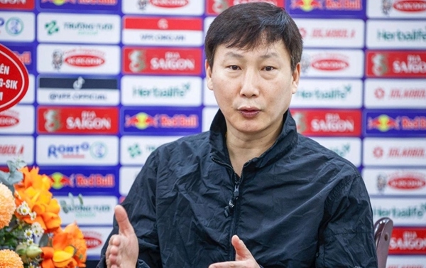Điểm tin bóng đá Việt Nam 17/1: Hai Long gia hạn hợp đồng với Hà Nội FC; HLV Kim Sang Sik đón Tết ở Việt Nam
