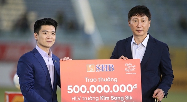 Điểm tin bóng đá Việt Nam 25/1: Ông Kim Sang-sik nhận thưởng lớn; Lingard "ngán" Viettel