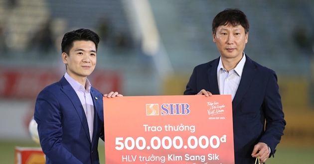Điểm tin bóng đá Việt Nam 25/1: Ông Kim Sang-sik nhận thưởng lớn; Lingard "ngán" Viettel