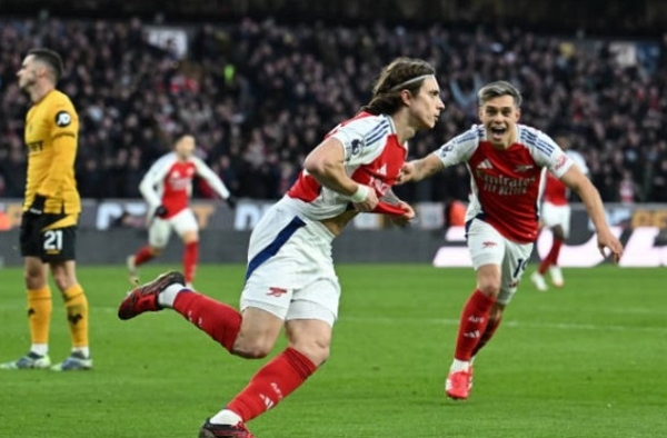 Dính thẻ đỏ tranh cãi, Arsenal vẫn hạ gục Wolves bằng khoảnh khắc không ngờ