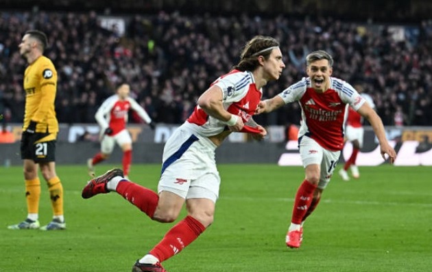 Dính thẻ đỏ tranh cãi, Arsenal vẫn hạ gục Wolves bằng khoảnh khắc không ngờ