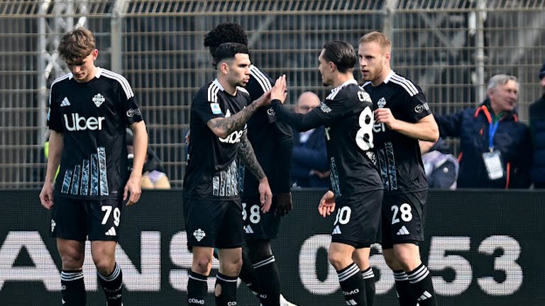 Đội bóng của Fabregas thắng sốc Napoli