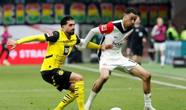 Dortmund thua trắng Frankfurt, top 4 trở nên xa vời
