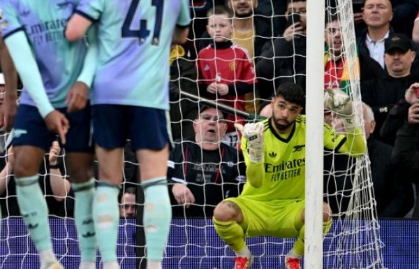 Đừng trách David Raya trong siêu phẩm của Bruno Fernandes