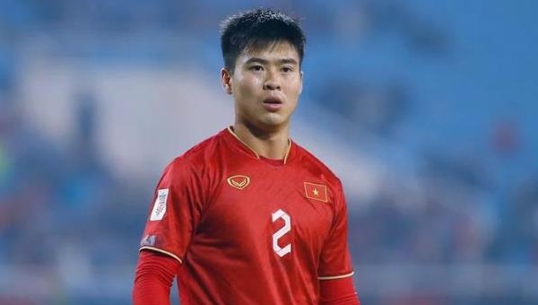 Duy Mạnh khiến HLV Kim Sang-sik đau đầu