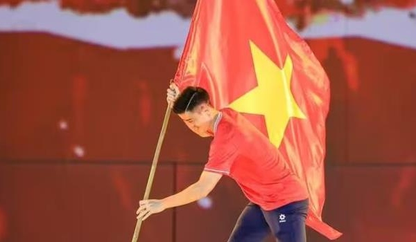Duy Manh và Hai Long tái tạo hai khoảnh khắc lịch sử của bóng đá Việt Nam