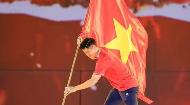 Duy Manh và Hai Long tái tạo hai khoảnh khắc lịch sử của bóng đá Việt Nam
