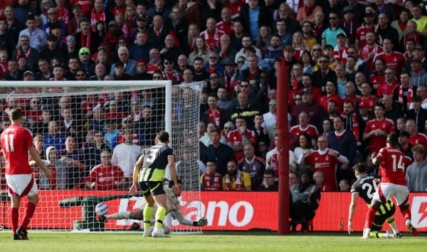 Ederson đã từ bỏ hoàn toàn, Manchester City đã được khu rừng công nhận