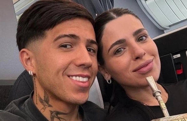 Enzo Fernandez rủ vợ cũ cùng đón năm mới