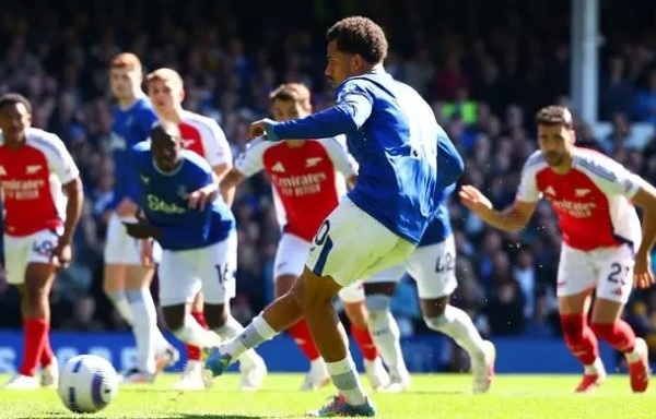 "Everton đã giúp Liverpool bằng một tay - điều này rất hiếm!"