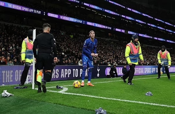 FA điều tra Tottenham sau sự cố CĐV tấn công Palmer và Fernandez