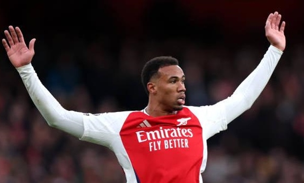 Fan Arsenal không thể tin vào mắt với Gabriel Magalhaes