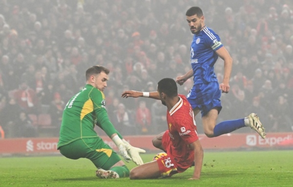 Fan Leicester đồng lòng muốn Van Nistelrooy đưa ra quyết định sau thất bại trước Liverpool