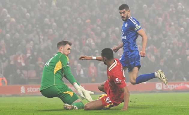 Fan Leicester đồng lòng muốn Van Nistelrooy đưa ra quyết định sau thất bại trước Liverpool