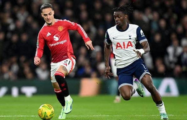 Fan MU ngán ngẩm với thay đổi của Ruben Amorim