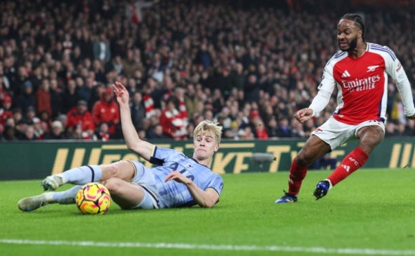 Ferdinand chỉ ra cầu thủ ''quá đơn giản'' của Arsenal
