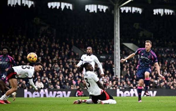 Forest ngã ngựa, Man City áp sát; Bournemouth vượt Chelsea và Newcastle
