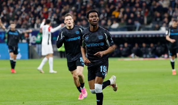 Frankfurt 1-4 Leverkusen: Bám đuổi Bayern; Thông điệp của Alonso