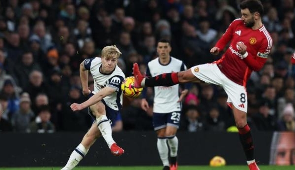 Gary Neville: Chỉ một cầu thủ MU đủ sức đá chính cho Tottenham