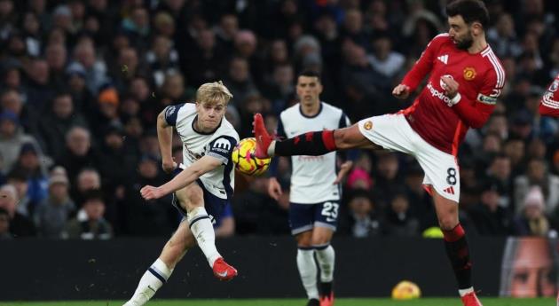 Gary Neville: Chỉ một cầu thủ MU đủ sức đá chính cho Tottenham